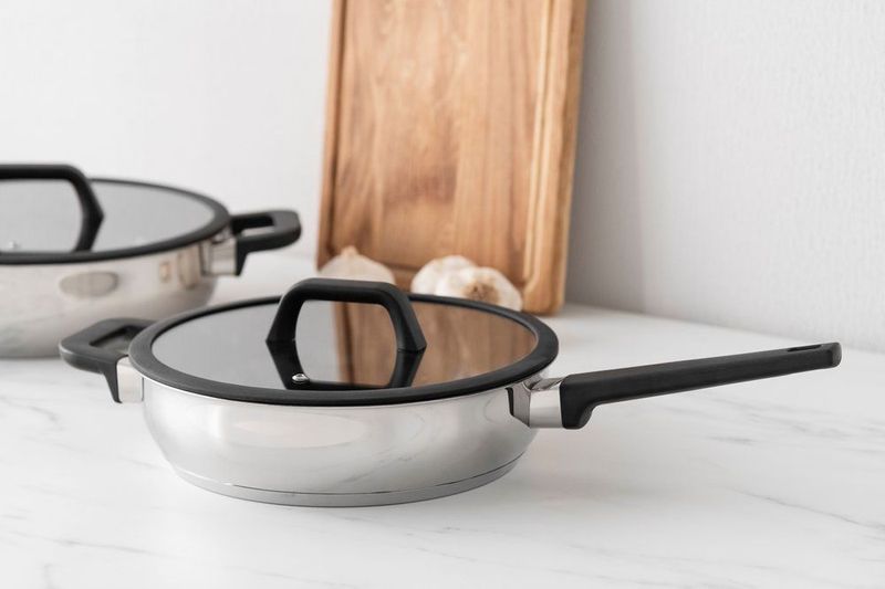 Stekepanne i rustfritt stål med lokk 26cm Maku Ease